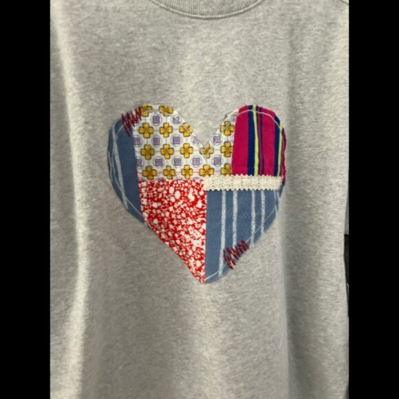 ❤️3/$12 Heart Pattern Sweatshirt size Medium NWT - Picture 2 of 4